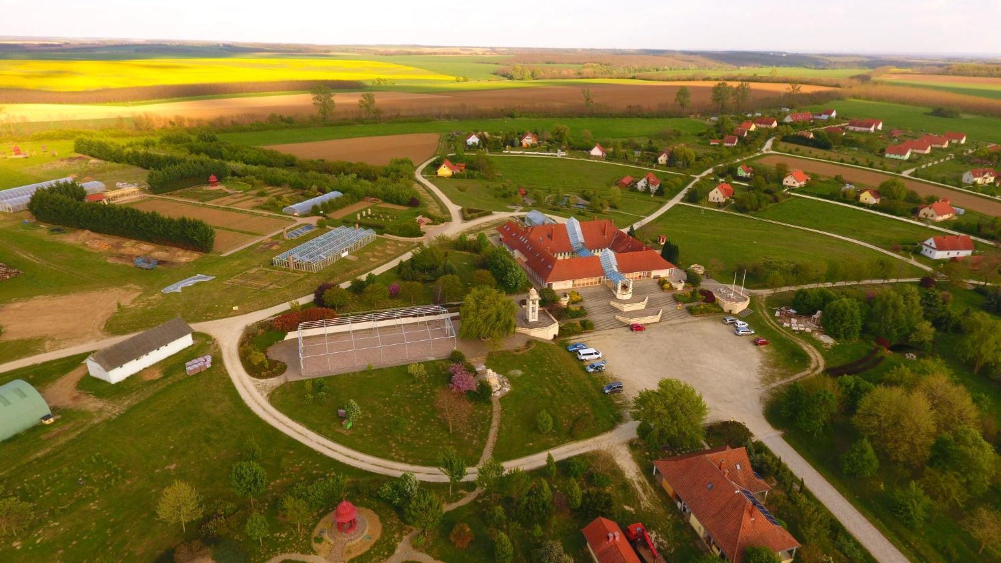 Gurudeva Bhavan Somogyvámos Exterior foto